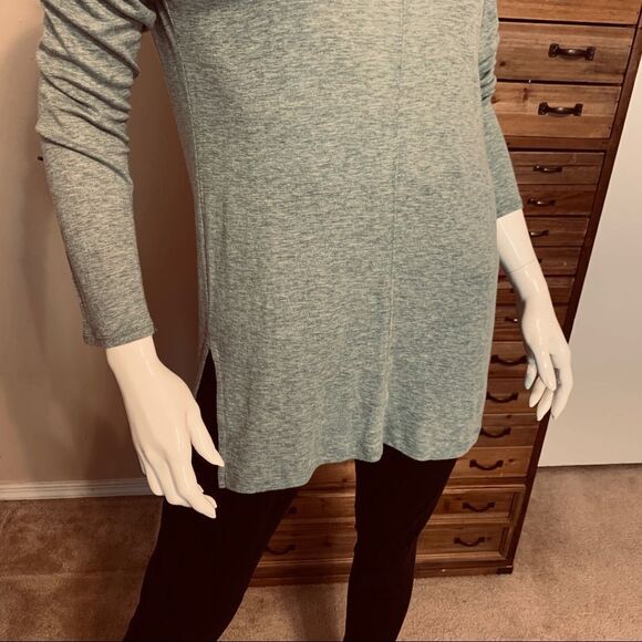 LUCY & LAUREL Sage Green Top size M - Picture 8 of 14